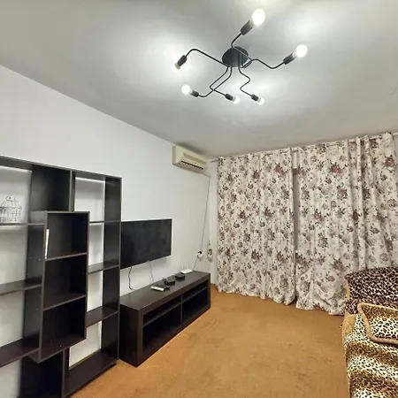 з 2-ма кімнатами в 5 хвилинах від м. печерська Apartment